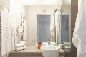 biała łazienka z umywalką i lustrem w obiekcie Residenza Torre Vecchiarelli - apt 4 w Rzymie +22 zdjęcia