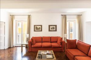 salon z kanapą i stołem w obiekcie Residenza Torre Vecchiarelli - apt 4 w Rzymie