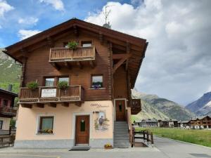 Casa de madera con 2 balcones en Chalet Beatrice, en Livigno