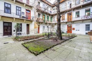 cortile con albero di fronte a un edificio di BpR Stylish Mosaic Home with Terrace a Budapest
