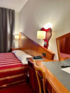 Postel nebo postele na pokoji v ubytování Hotel Due Torri Tempesta