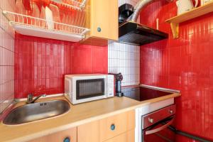 eine Küche mit Spüle und Mikrowelle in der Unterkunft La torre in Alicante