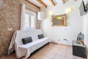 Zimmer mit einem Bett, einem Fenster und einem Spiegel in der Unterkunft La torre in Alicante