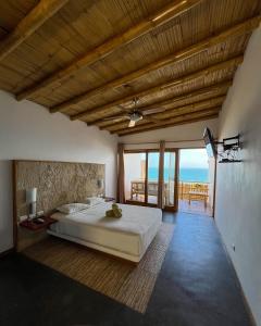 a bedroom with a bed and a view of the ocean at El Mirador de Vichayito in Vichayito