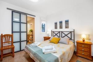 Ένα ή περισσότερα κρεβάτια σε δωμάτιο στο Villa El Limonar piscina compartida +22 φωτογραφίες