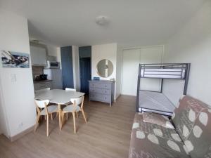 Habitación pequeña con mesa y litera en Marines de Cogolin, studio neuf face à la plage, climatisation, wifi, terrasse, proche St Tropez, en Cogolin