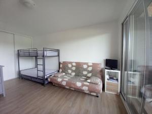 sala de estar con sofá y litera en Marines de Cogolin, studio neuf face à la plage, climatisation, wifi, terrasse, proche St Tropez, en Cogolin 9 fotos más