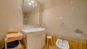 a bathroom with a sink and a mirror at Piso Atrium de 1 dormitorio in Villajoyosa +26 photos