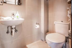 Kúpeľňa v ubytovaní Magical Seaside Town Boutique Apts 1 + 37 fotografií