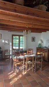 a dining room with a table and chairs at A casa di Francesca in Marignana