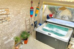 Φωτογραφία από το άλμπουμ του L'atelier - Duplex Gîte de charme avec Spa La Rochelle σε Saint-Médard-dʼAunis
