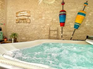 Φωτογραφία από το άλμπουμ του L'atelier - Duplex Gîte de charme avec Spa La Rochelle σε Saint-Médard-dʼAunis