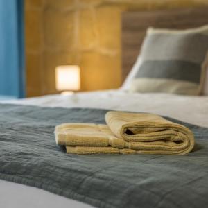 Una cama o camas en una habitación de Room 8 - Couples room x 2 by Solea