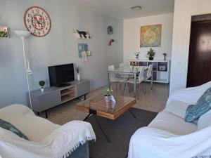 Televízia a/alebo spoločenská miestnosť v ubytovaní Duplex en Huelva a 15 minutos en coche de las mejores playas de España
