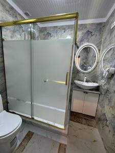 bagno con servizi igienici e specchio di Turkistan apart Рыскулбеков 45 a Türkistan Altre 10 foto