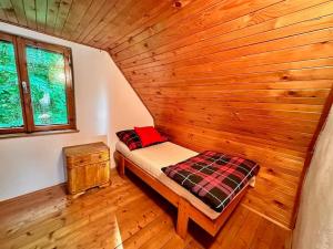 En eller flere senge i et værelse på Chata Turovka