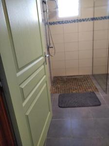 Ένα μπάνιο στο Appartement cosy à Sainte Suzanne - 70 m² - Balcon