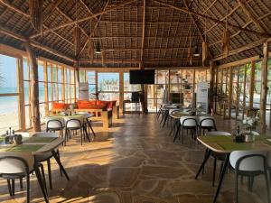 Restaurace v ubytování TIKI Beach Club & Resort