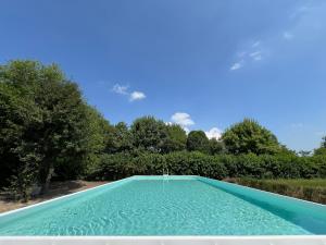 Kolam renang di atau dekat dengan Old Well Country mansion 3200SquareFeet