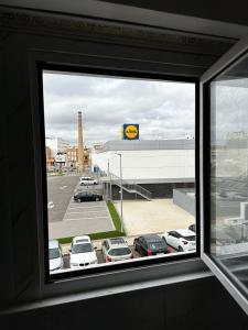 ein Blick aus einem Fenster auf einen Parkplatz mit Autos in der Unterkunft HOTEL AVIACIOn in Manises + 4 Fotos
