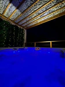 LOVE ROOM Tente Lodge spa MFG chez C&C, exclusivement réservée aux ADULTES内部或周边的泳池
