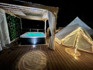 LOVE ROOM Tente Lodge spa MFG chez C&C, exclusivement réservée aux ADULTES内部或周边的泳池