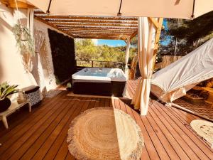 LOVE ROOM Tente Lodge spa MFG chez C&C, exclusivement réservée aux ADULTES内部或周边的泳池