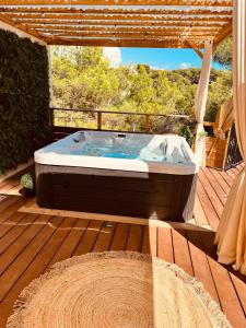 LOVE ROOM Tente Lodge spa MFG chez C&C, exclusivement réservée aux ADULTES内部或周边的泳池