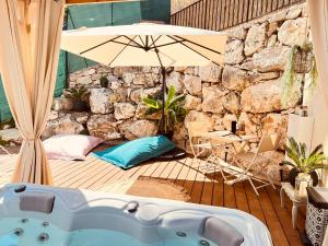LOVE ROOM Tente Lodge spa MFG chez C&C, exclusivement réservée aux ADULTES的休息区
