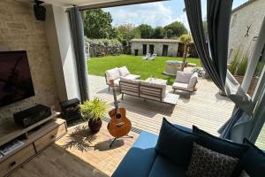 Coin salon dans l'établissement La Grange - Gîte de Prestige La Rochelle