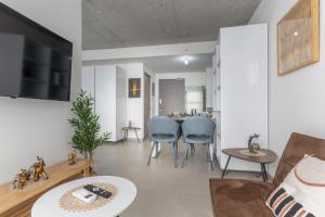 ein Wohnzimmer mit Sofa und Tisch in der Unterkunft Skyline iFreses, 22nd floor! AC, TV and Pool in Guayabos