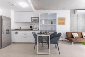 eine Küche und ein Esszimmer mit Tisch und Stühlen in der Unterkunft Skyline iFreses, 22nd floor! AC, TV and Pool in Guayabos + 28 Fotos