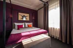 Ein Bett oder Betten in einem Zimmer der Unterkunft ArtLoft Garni Hotel
