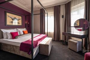 ein Hotelzimmer mit einem Bett und einem Spiegel in der Unterkunft ArtLoft Garni Hotel in Niš