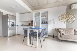 Η κουζίνα ή μικρή κουζίνα στο Cityscape iFreses, 20th floor! AC, TV and Pool +32 φωτογραφίες
