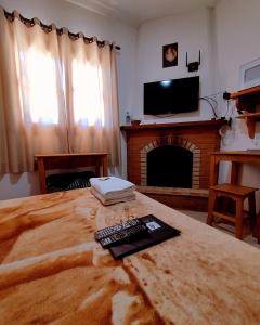 Uma TV ou centro de entretenimento em Chalés e suítes lima