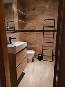 Ένα μπάνιο στο Habitación doble con baño privado y desayuno incluido +99 φωτογραφίες