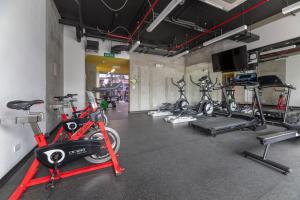 Fitness centrum a/nebo fitness zařízení v ubytování Modern Oasis iFreses, 18th floor! AC, TV and Pool
