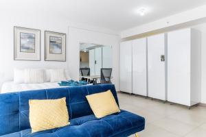 Χώρος καθιστικού στο Urban Vista iFreses, 2nd floor! AC, TV and Pool +27 φωτογραφίες
