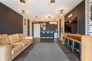 Χώρος καθιστικού στο Urban Vista iFreses, 2nd floor! AC, TV and Pool