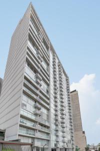 GuayabosにあるUrban Vista iFreses, 2nd floor! AC, TV and Poolのバルコニー付きの白い高層アパートメントです。