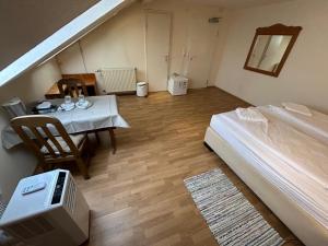 1 dormitorio con cama, mesa y mesa en WestEnd#502, en Frankfurt