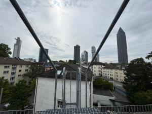 una vista de una ciudad con edificios altos en WestEnd#502, en Frankfurt