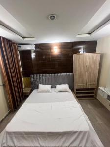 EgbaにあるPlatinum Apartmentの部屋にある大きな白いベッドのある寝室