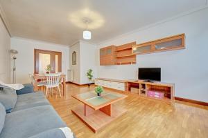 un soggiorno con un divano e un tavolo di La Piscina de Cascajos by Clabao a Logroño