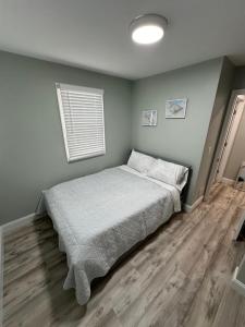 Ένα ή περισσότερα κρεβάτια σε δωμάτιο στο One Block To The Beach and Boardwalk