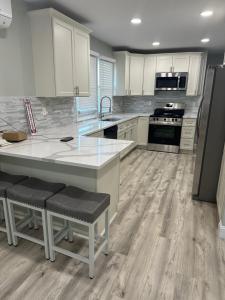 Η κουζίνα ή μικρή κουζίνα στο One Block To The Beach and Boardwalk +6 φωτογραφίες