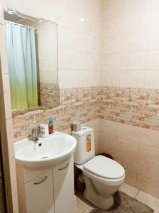 a bathroom with a toilet and a sink at VIP 2 Квартира-студия 1ком in Uralsk