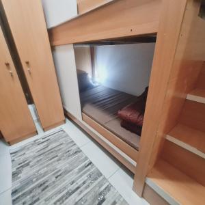 LA Gold hostel capsule客房内的一张或多张床位