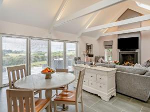 una cucina e un soggiorno con un tavolo e un divano di 1 Bed in Eaglesham 83392 a Eaglesham
